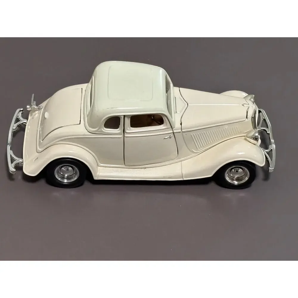 1934 Ford Coupe Red 1:24 White Diecast Model Model Car No. 68017 Motormax